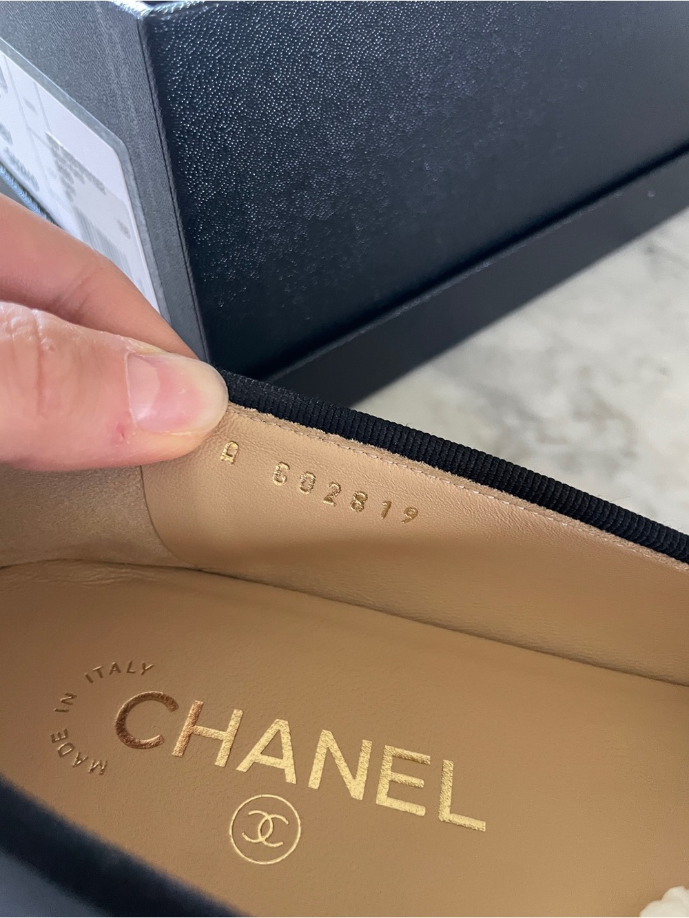 CHANEL Black Leather CC Logo Ballet Flats with Bow - Picture 4 of 10